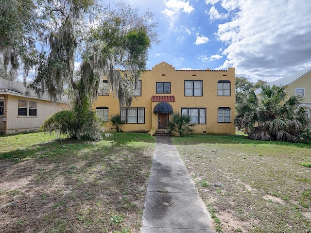 view of front of property with a front yard