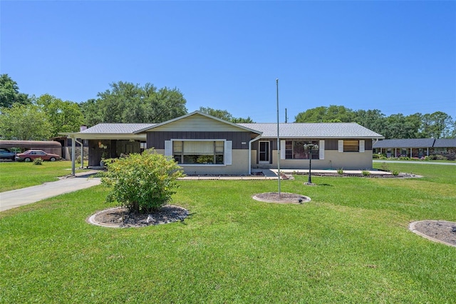 view of front facade featuring a front yard