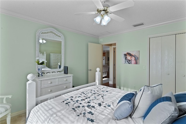 bedroom featuring ornamental molding, a textured ceiling, a closet, and ceiling fan