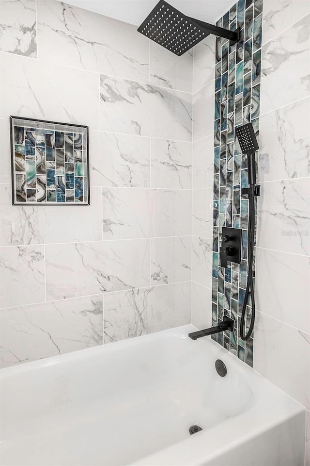 bathroom with tiled shower / bath combo