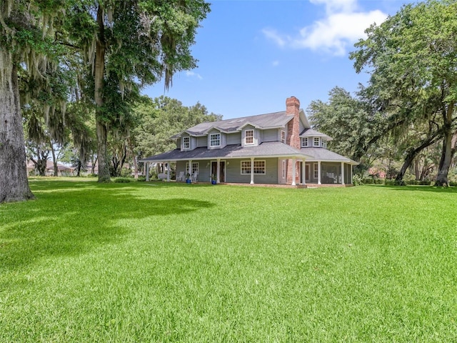 farmhouse featuring a front yard