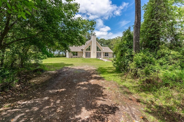 view of front facade featuring a front yard