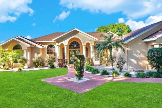 view of front of home featuring a front yard