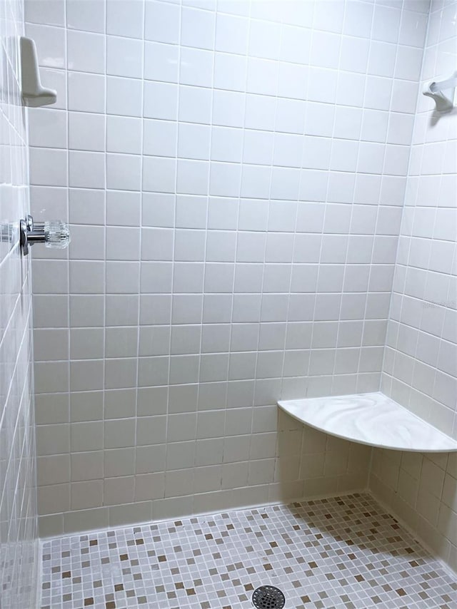 bathroom featuring a tile shower