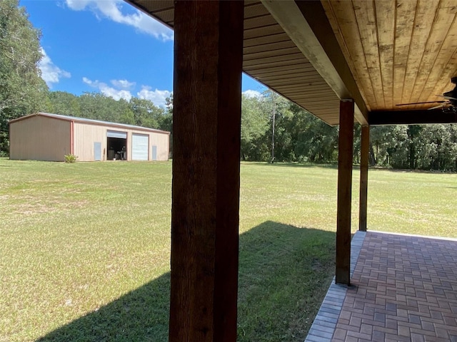 view of yard featuring an outbuilding