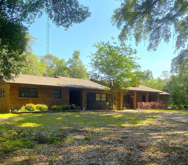 ranch-style home with a front yard