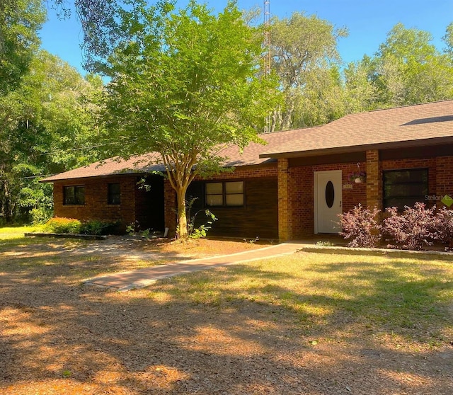 single story home with a front yard