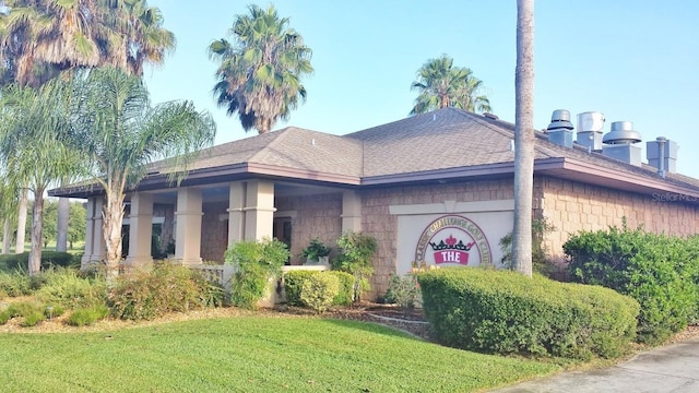 view of front facade with a front yard