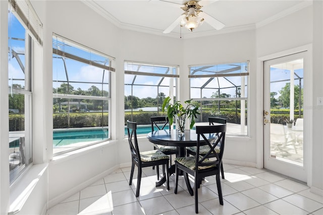 sunroom with ceiling fan