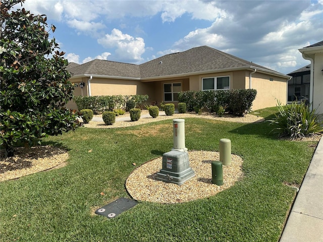 view of front of property featuring a front lawn