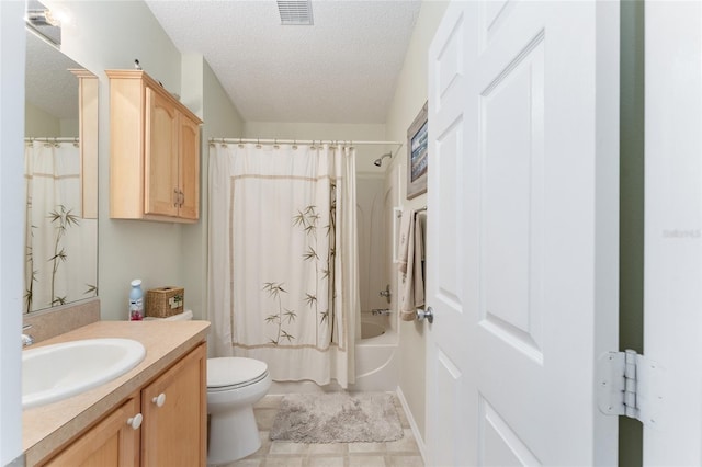 full bathroom featuring a textured ceiling, toilet, shower / tub combo, and vanity