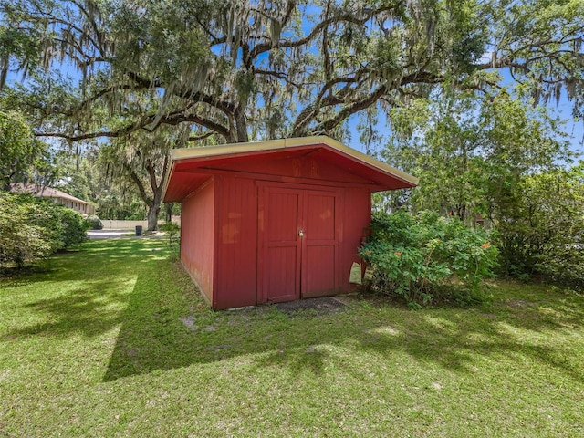 view of outdoor structure with a yard