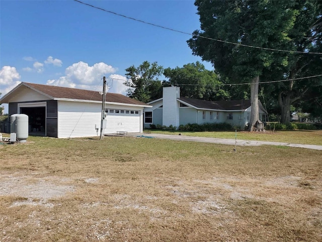 view of front of house with a front lawn and a garage