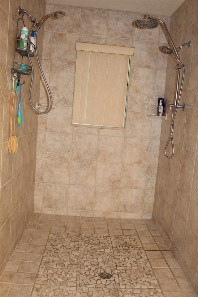 bathroom featuring a tile shower