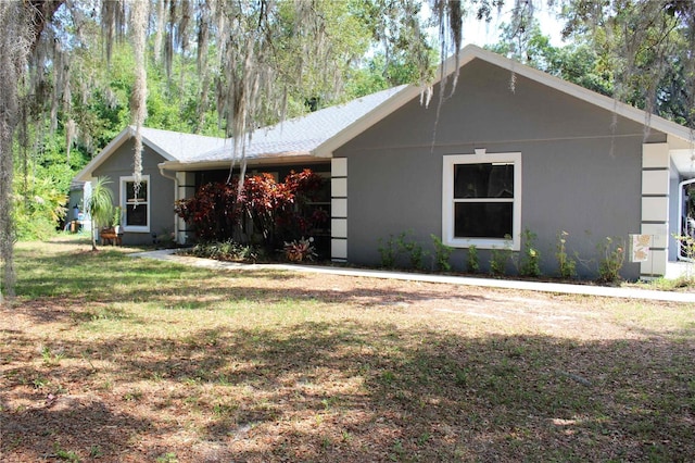 ranch-style house featuring a front yard