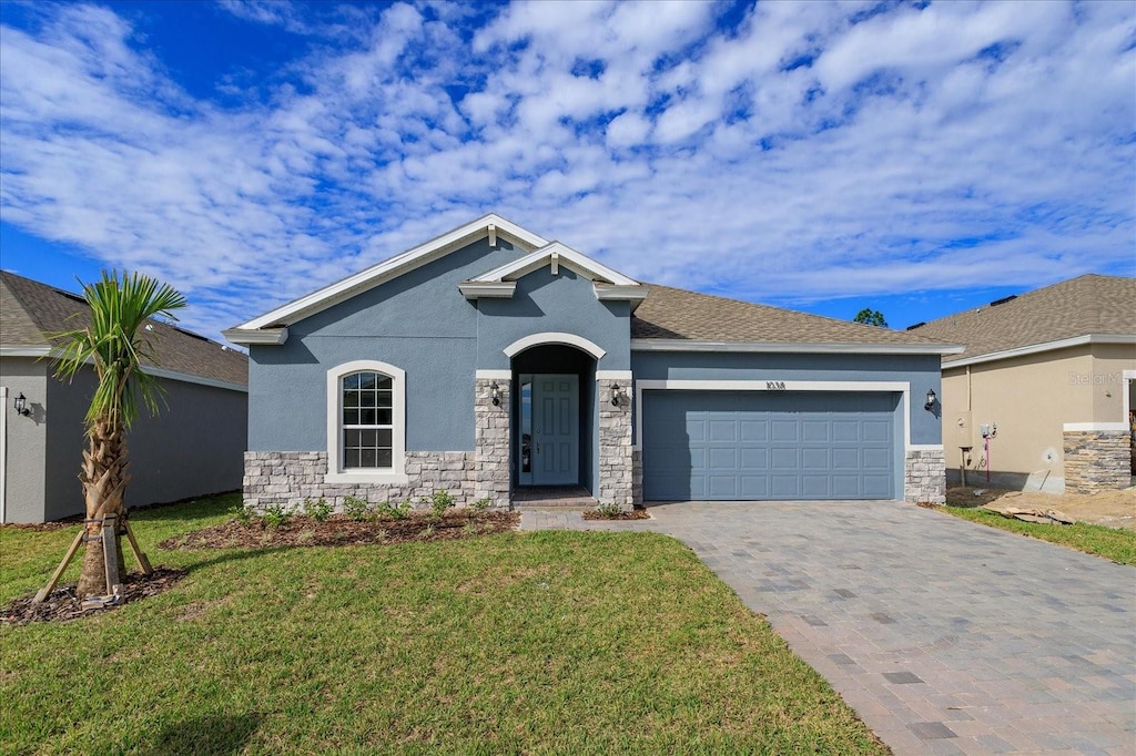 view of front facade featuring a garage and a front lawn