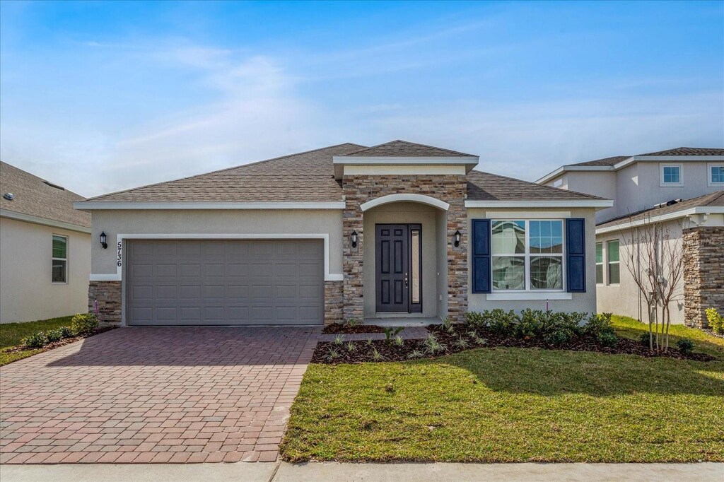 view of front of home featuring a front lawn and a garage