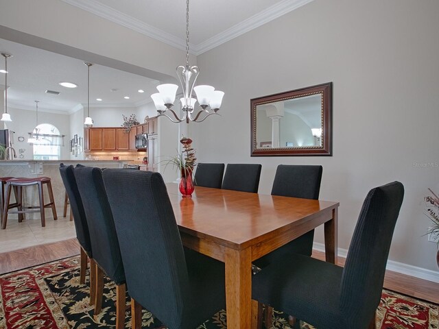 dining area featuring baseboards, visible vents, ornamental molding, light wood-type flooring, and recessed lighting