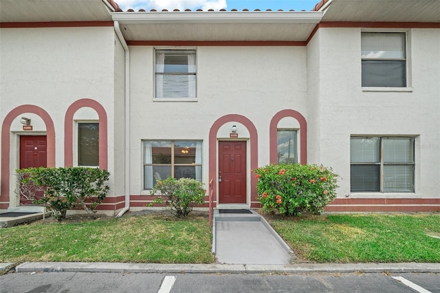 view of front of house featuring a front lawn