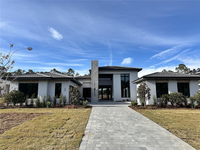 view of front of property featuring a front lawn