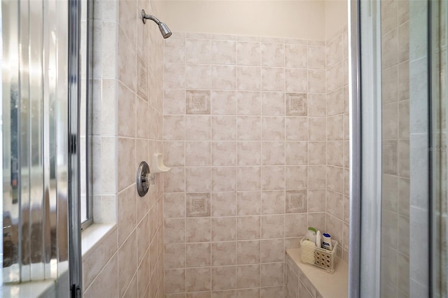 bathroom featuring tiled shower