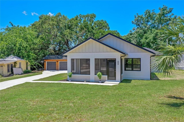 modern inspired farmhouse featuring a front yard