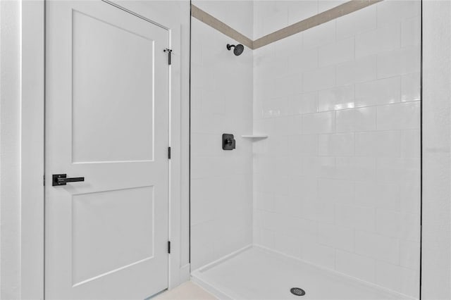 bathroom with a tile shower