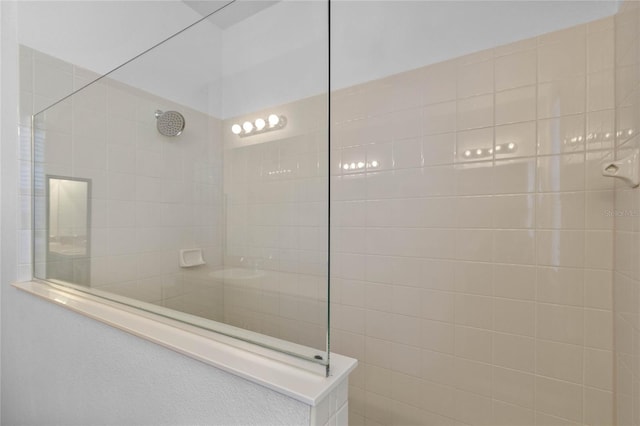 bathroom featuring tiled shower