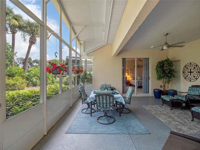 sunroom with ceiling fan