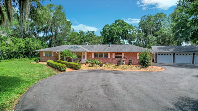 single story home featuring a front yard