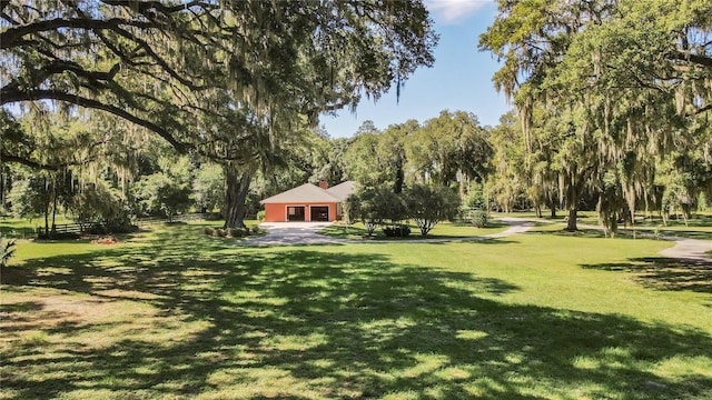 view of property's community featuring a lawn