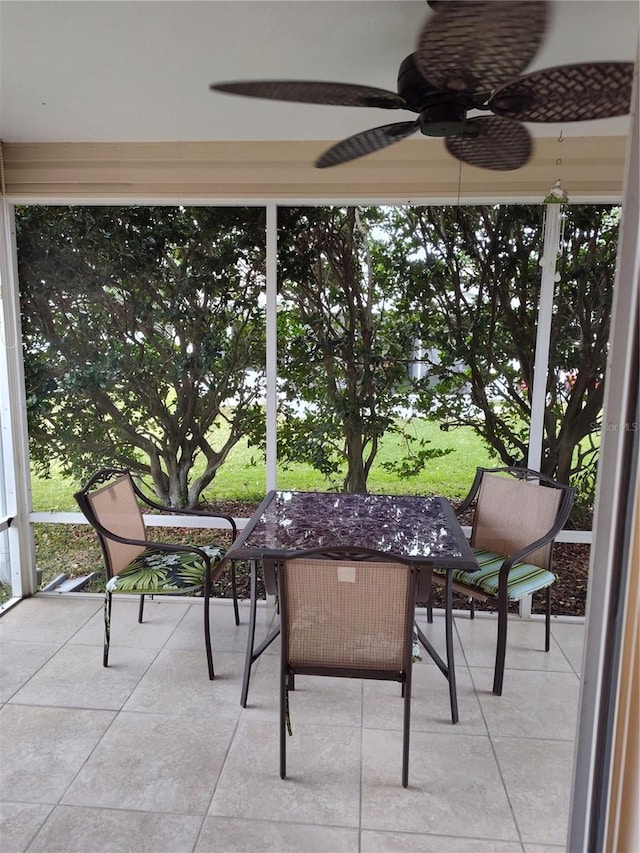 sunroom with ceiling fan