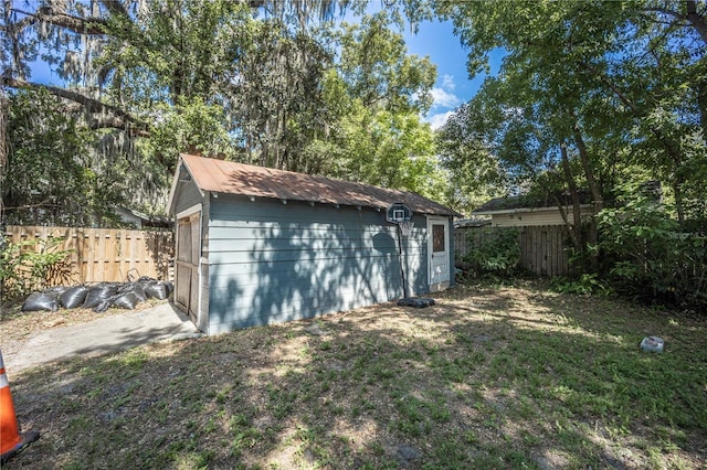 view of outdoor structure with a yard