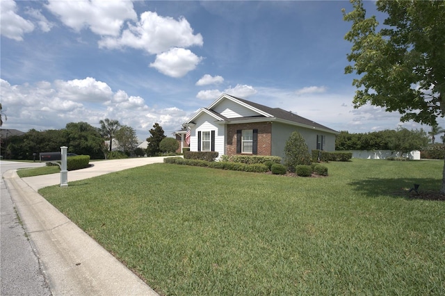 view of front of property featuring a front lawn