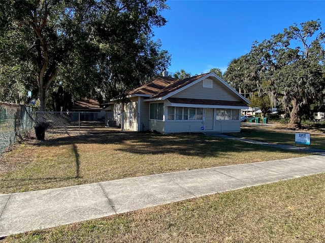 view of front facade featuring a front yard