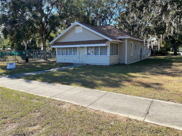 view of front facade featuring a front lawn