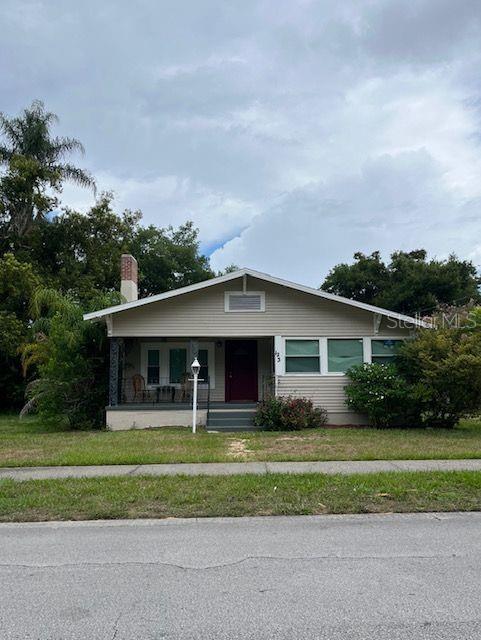 view of front facade featuring covered porch and a front yard