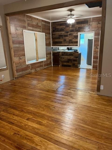 unfurnished room with wood-type flooring and ceiling fan