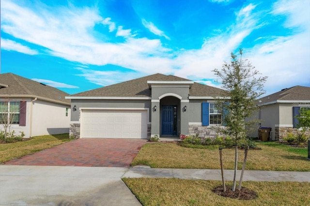 view of front of house featuring a garage and a front yard