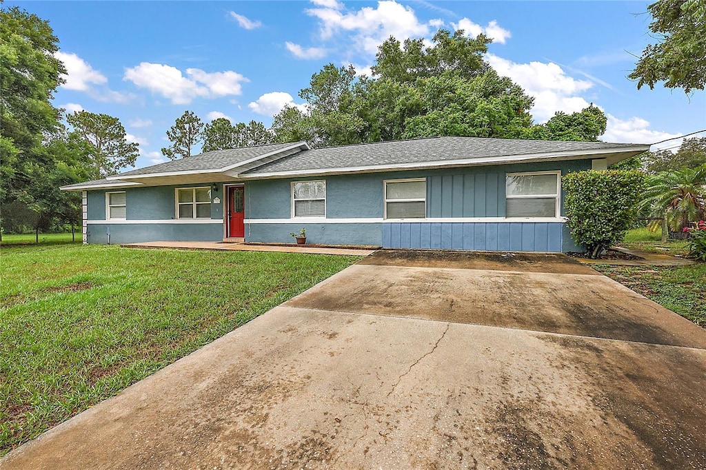 3940 Griffin View Dr, Lady Lake, FL 32159 - ranch-style house with a front yard