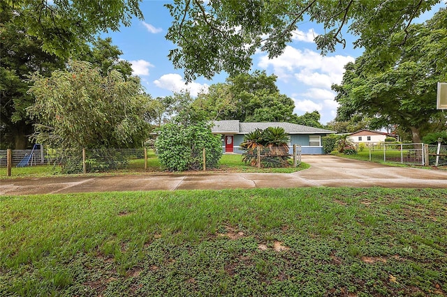 view of front of house featuring a front yard