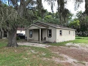 view of front facade featuring a front lawn