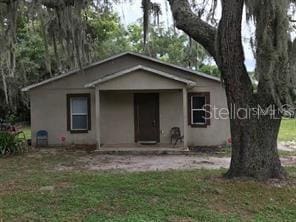 view of front of home featuring a front lawn