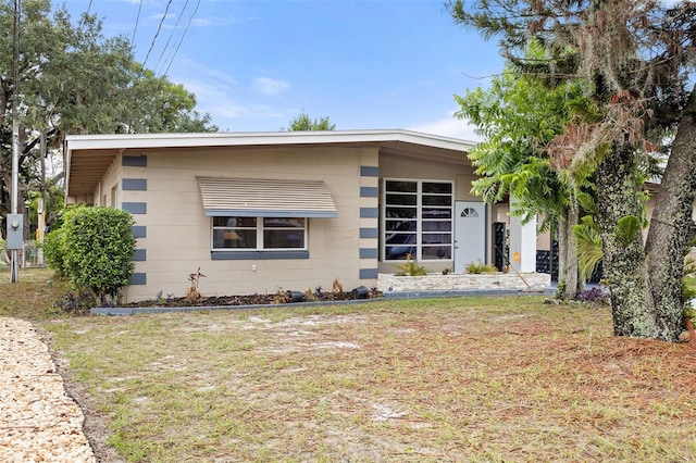 view of front of property featuring a front yard