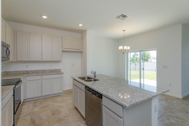 kitchen with an inviting chandelier, sink, an island with sink, appliances with stainless steel finishes, and decorative light fixtures