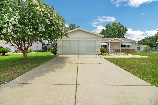 single story home with a front lawn