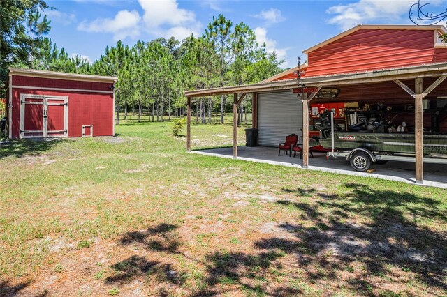 view of yard featuring a shed