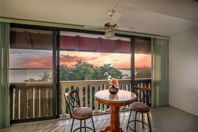 sunroom with ceiling fan