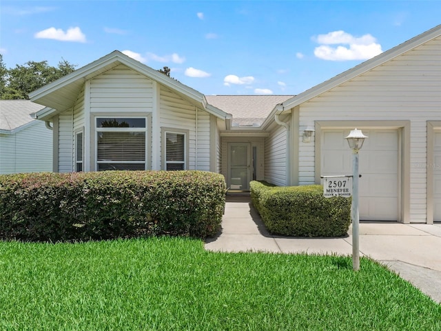 view of front of house featuring a garage and a front yard