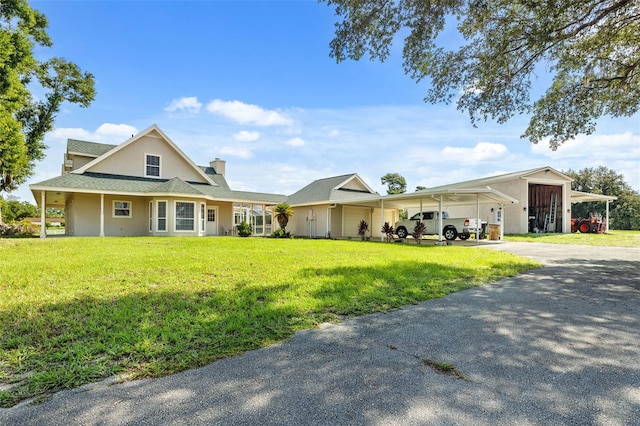 view of front of property featuring a carport and a front yard